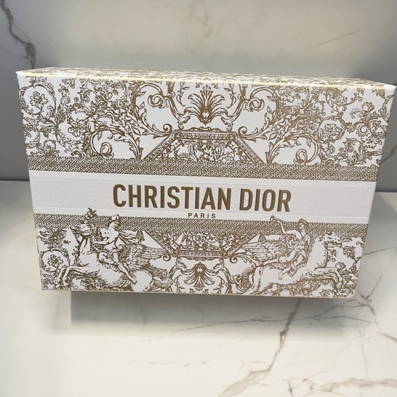 DIOR Velour Makeup Pouch - Picture 7 of 7